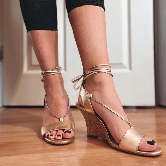 Lilly Pulitzer Gold Strappy Wedges NWOT - Picture 2 of 9